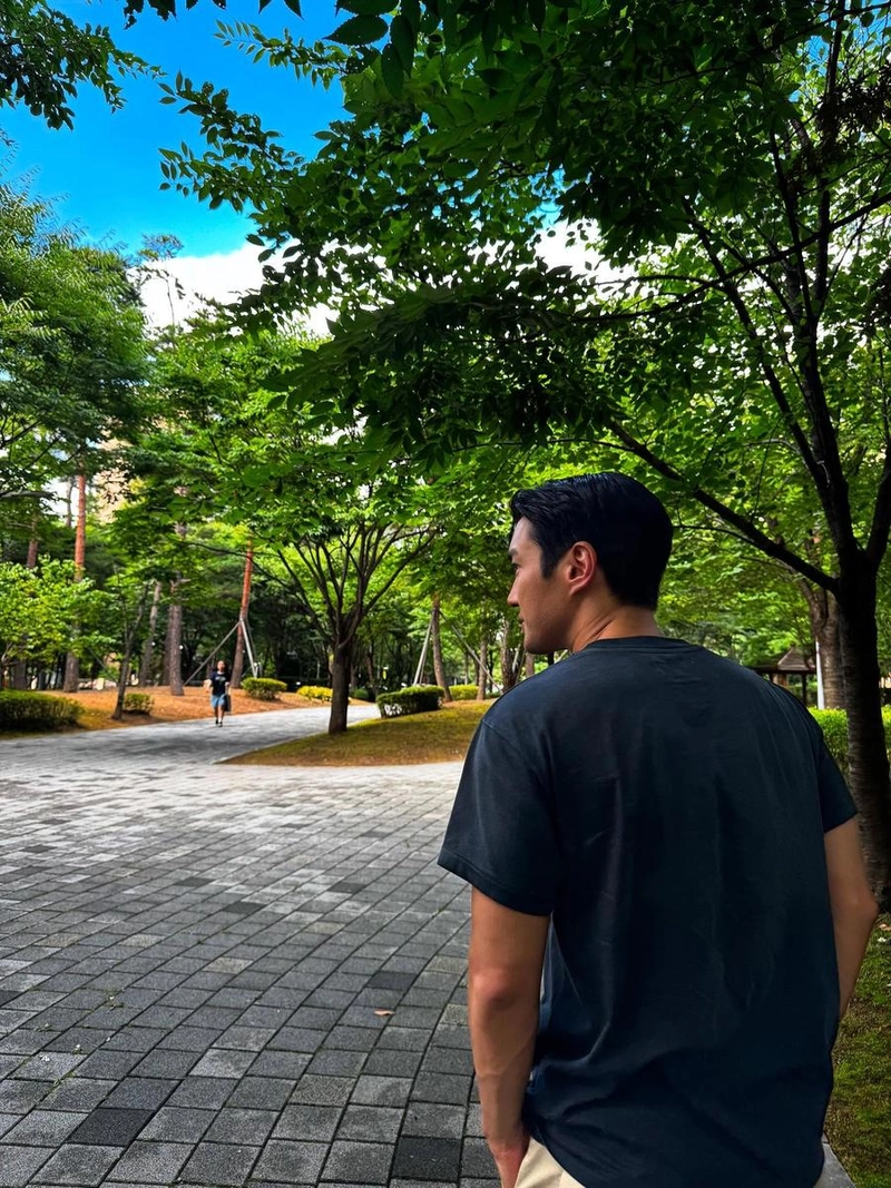 “비가 머무는 마음”…최시원, 초록 숲길 산책→여름 속 고요한 사색 / 그룹 슈퍼주니어 최시원 인스타그램
