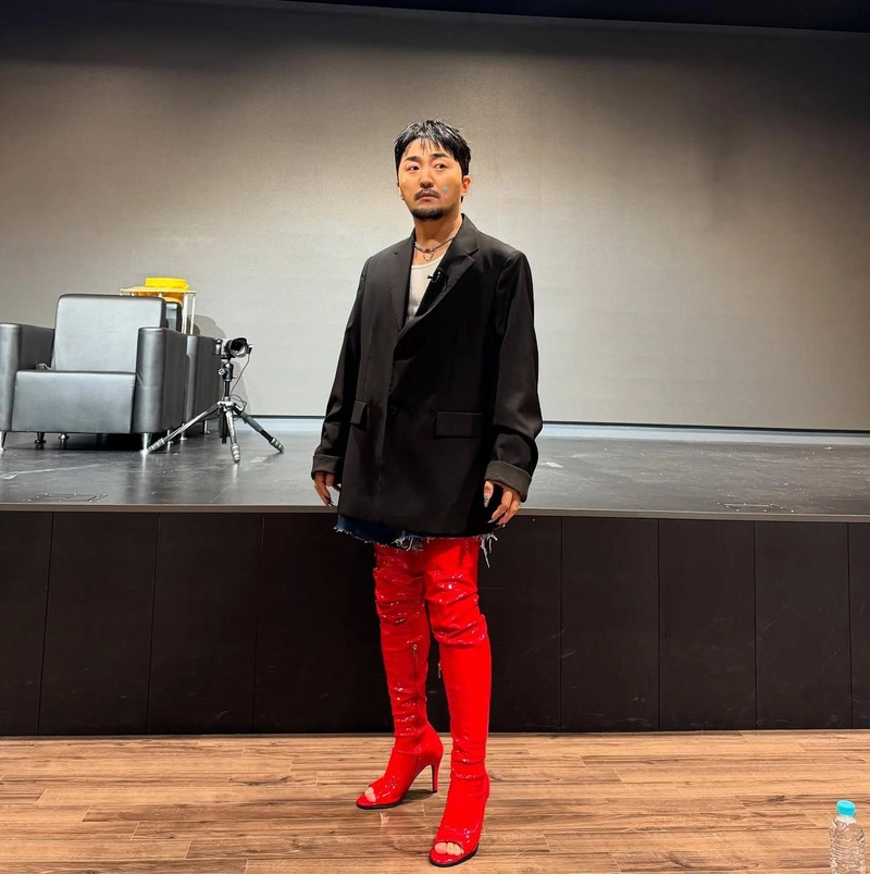“끝없이 on stage”…유병재, 무대 위 뜨거운 변화→강렬한 레드로 시선 압도 / 코미디언, 방송작가 유병재 인스타그램