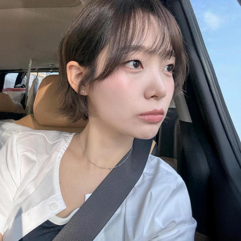 “항상 꼼꼼하고 친절하게”…오세은, 창문 너머 청량 미소→여름빛 감성 / 배우 오세은 인스타그램