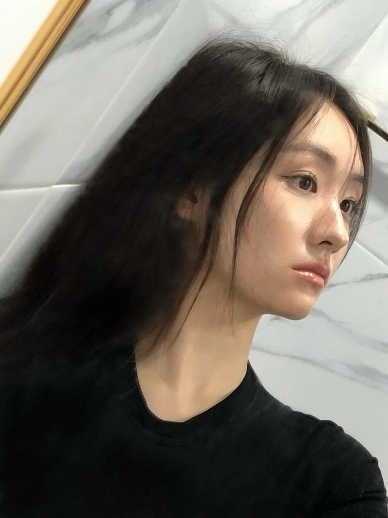 “차분한 옆모습 속 고요한 시선”…이혜원, 무더운 여름밤→잔잔한 존재감 / 환승연애3 출연자 영어강사 이혜원 인스타그램