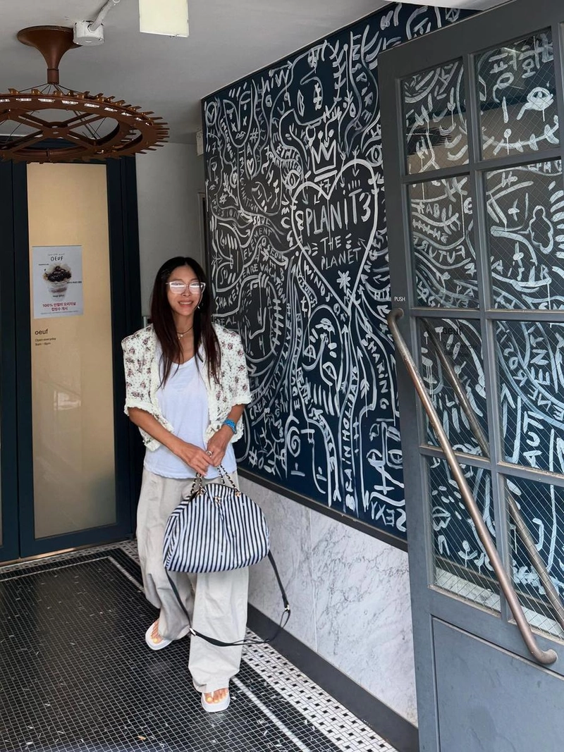 “사랑하는 친구들”…황신혜, 여름 일상 속 미소→잔잔한 따스함 / 배우 황신혜 인스타그램