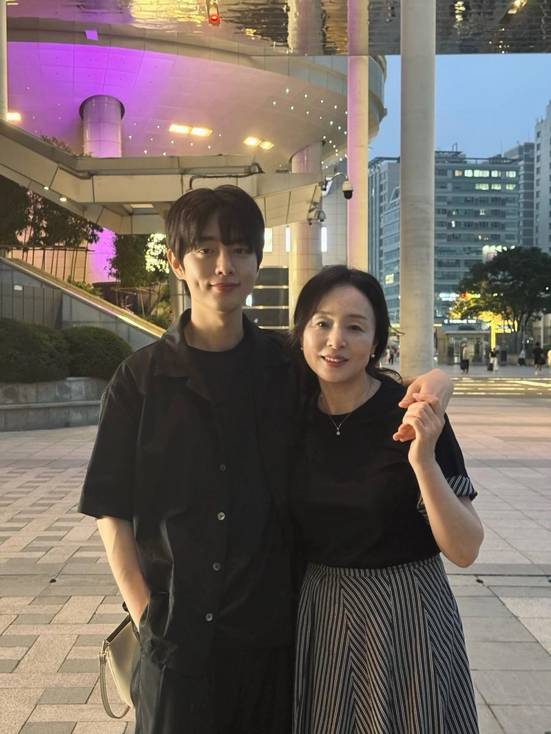 “잘 지내시나요”…박재형, 어머니와의 밤 산책→따스한 감동 / 인플루언서 박재형 인스타그램