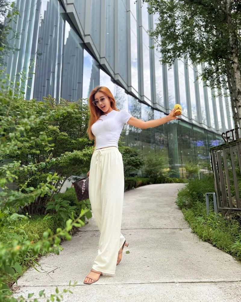 “기분 좋은 바람이 분다”…서인아, 여름 오후→환한 미소로 물들이다 / 가수 서인아 인스타그램