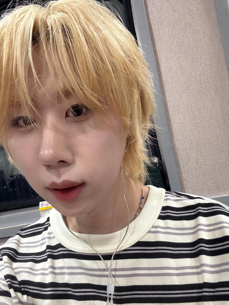 “곧 다가오는 새벽, 떨리는 눈빛”…현서, 라디오 앞 긴장→몽환적 반전 / 가수 현서 인스타그램