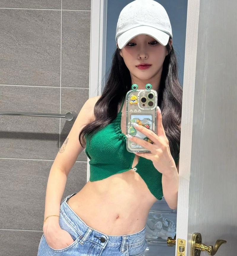 “단 일어나라”…김리원, 여름밤의 자신감→거울 속 시선 압도 / 너의 연애 출연자 김리원 인스타그램