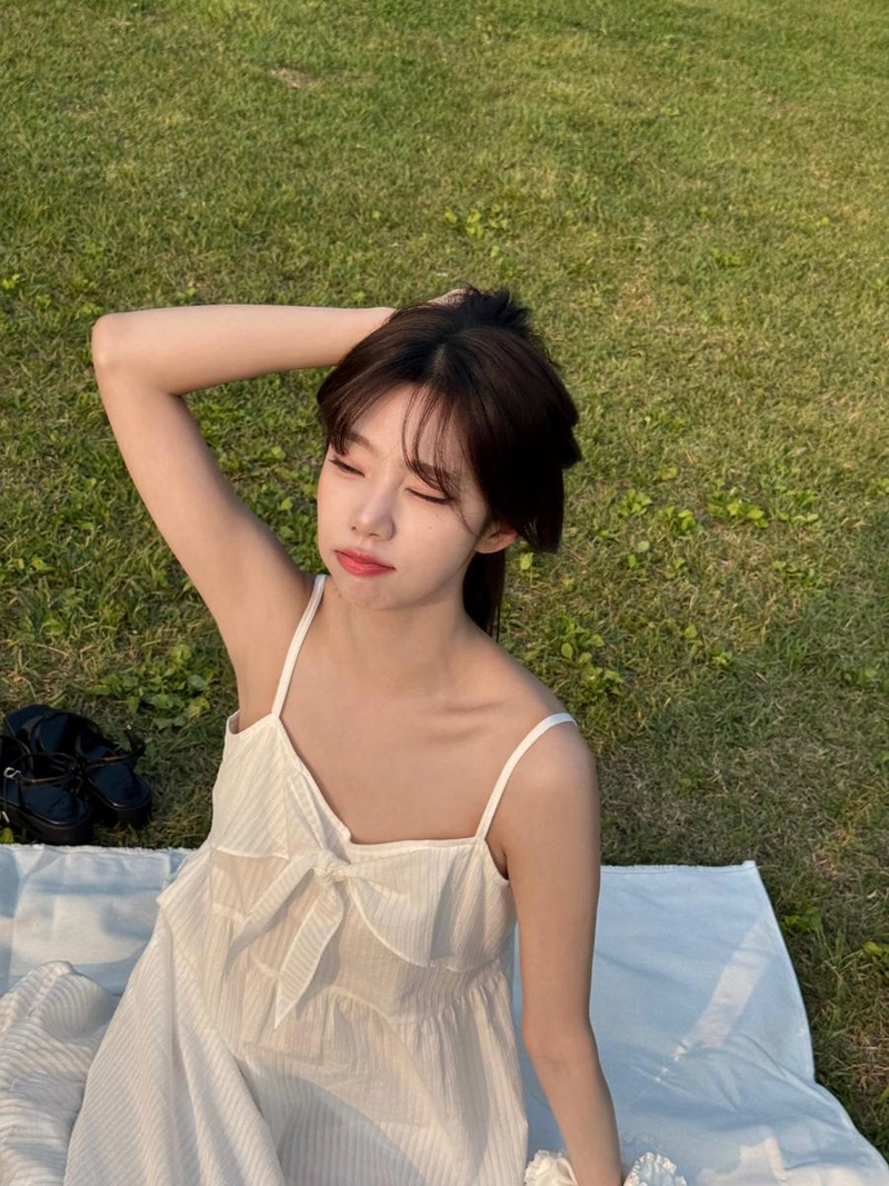 “해 질 녘 바람에 멈춘 듯”…여름, 잔디 위 고요함→순백의 청초함 / 걸그룹 우주소녀 여름 인스타그램