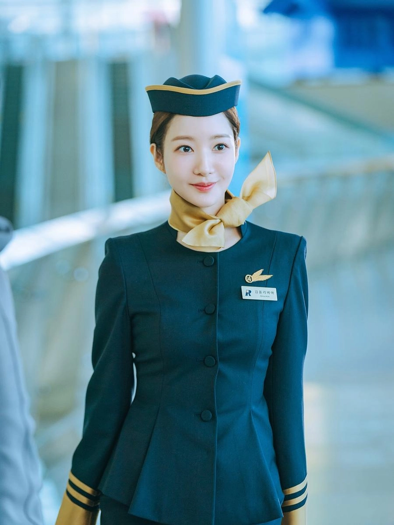 “정성껏 모시겠습니다”…박민영, 단정한 미소→여름 감성 승무원 변신 / 배우 박민영 인스타그램