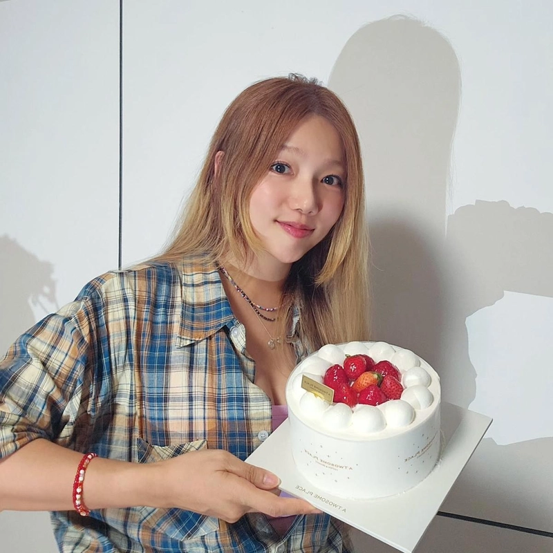 “내 최애, 그리고 케이크도”…이채영, 한여름 미소→설렘 가득한 순간 / 배우 이채영 인스타그램