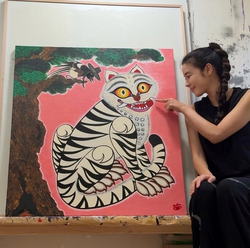 “반가운 소식이 머무는 자리”…김규리, 까치호랑이 그림 앞에서 미소→아트 감각 폭발 / 배우 김규리 인스타그램