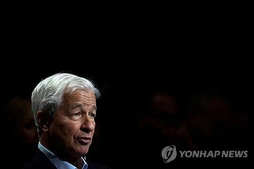 ‘JP모건’ 다이먼 “연준 독립성 훼손시 역효과”…트럼프 금리인하 압박에 경고