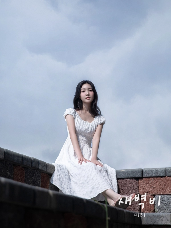 “미리, 새벽에 닿은 그리움”…자작곡 ‘새벽비’로 이별 감성→여름 밤 적신다 / S27M엔터테인먼트