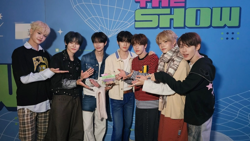 “1위 트로피 품었다”…클로즈 유어 아이즈, ‘더쇼’서 컴백 6일 만의 기적→‘Snowy Summer’로 가요계 흔든다 / 언코어