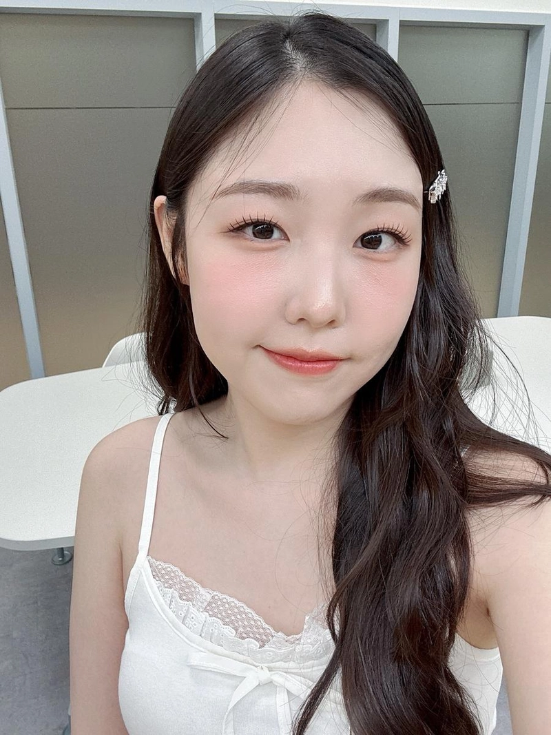 “대기실의 설렘 한가득”…수조, 여름 아침→청초한 미소로 물들다 / 가수 수조(유진경) 인스타그램