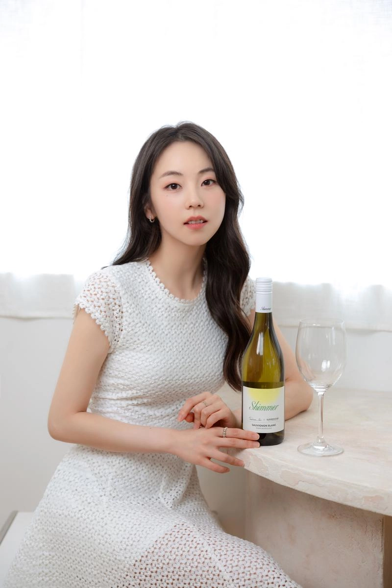 “나만의 감각을 담아냈다”…안소희, 첫 와인 ‘쉬머’ 직접 기획→프리미엄 출시 기대 / BH엔터테인먼트