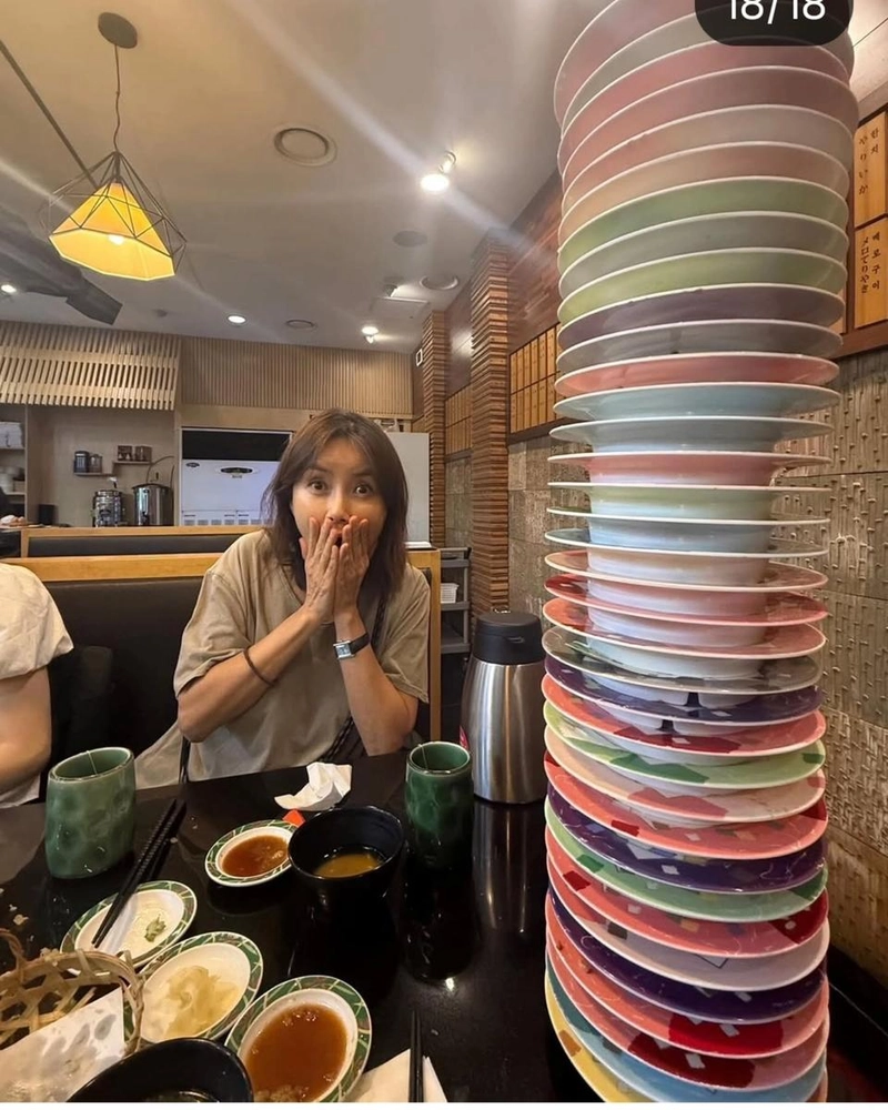 “스시 접시 앞 깜짝 놀람”…신애라, 유쾌한 여름 식탁→소소한 일상 에너지 / 배우 신애라 인스타그램