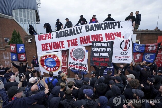 “판결 철회 촉구 시위”…크리스털 팰리스 팬들, UEFA 결정 규탄 / 연합뉴스