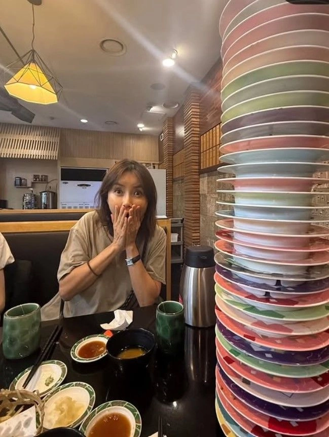 “스시도 집안일도 척척”…신애라, 분주한 일상 속 미소→팬들 응원 이어져