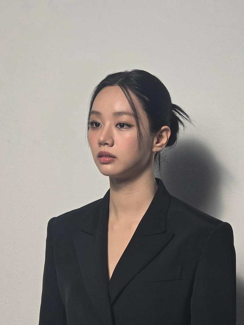 “아워글래스 같은 순간”…혜리, 담담한 여운→흑백 감성 폭발 / 걸그룹 걸스데이 혜리 인스타그램