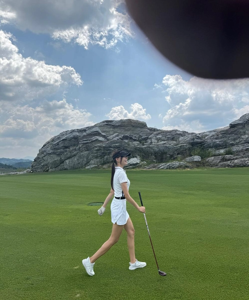 “햇살 따라 걷는 시간”…천이슬, 필드 위 여름→자유로움의 미학 / 배우 천이슬 인스타그램