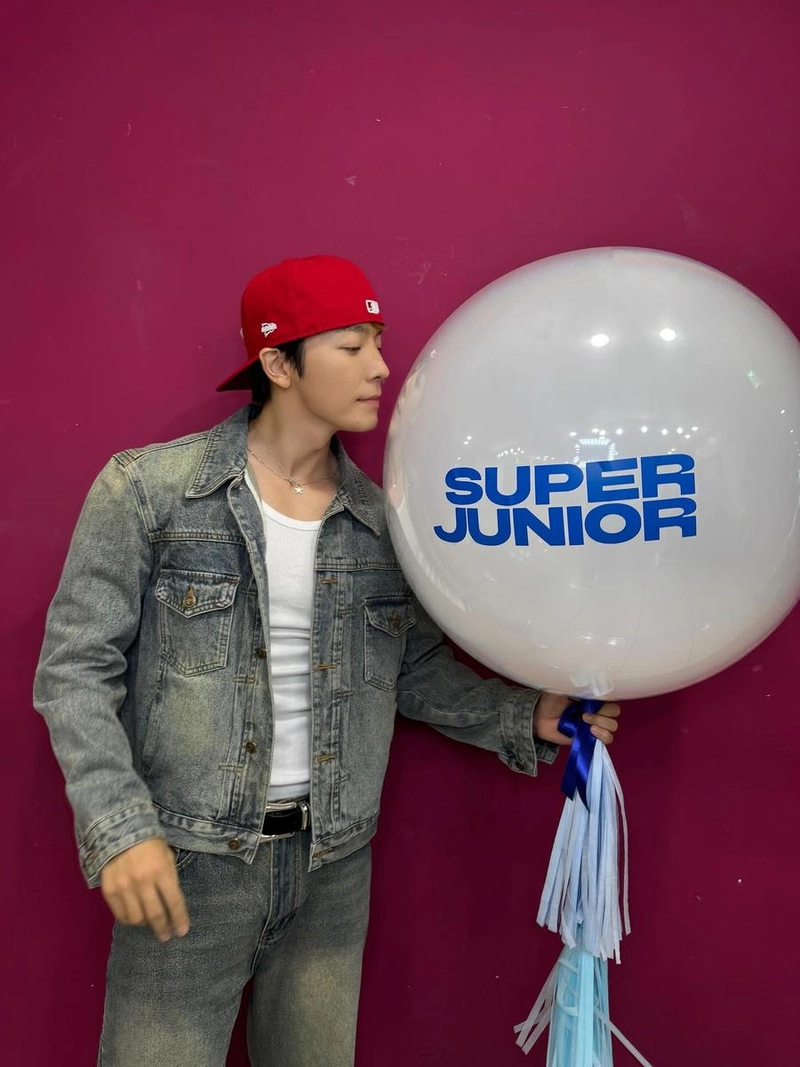 “묵직한 눈빛 속 환한 여름”…동해, 레트로 감성→슈퍼주니어 상징과 만남 / 그룹 슈퍼주니어 동해 인스타그램