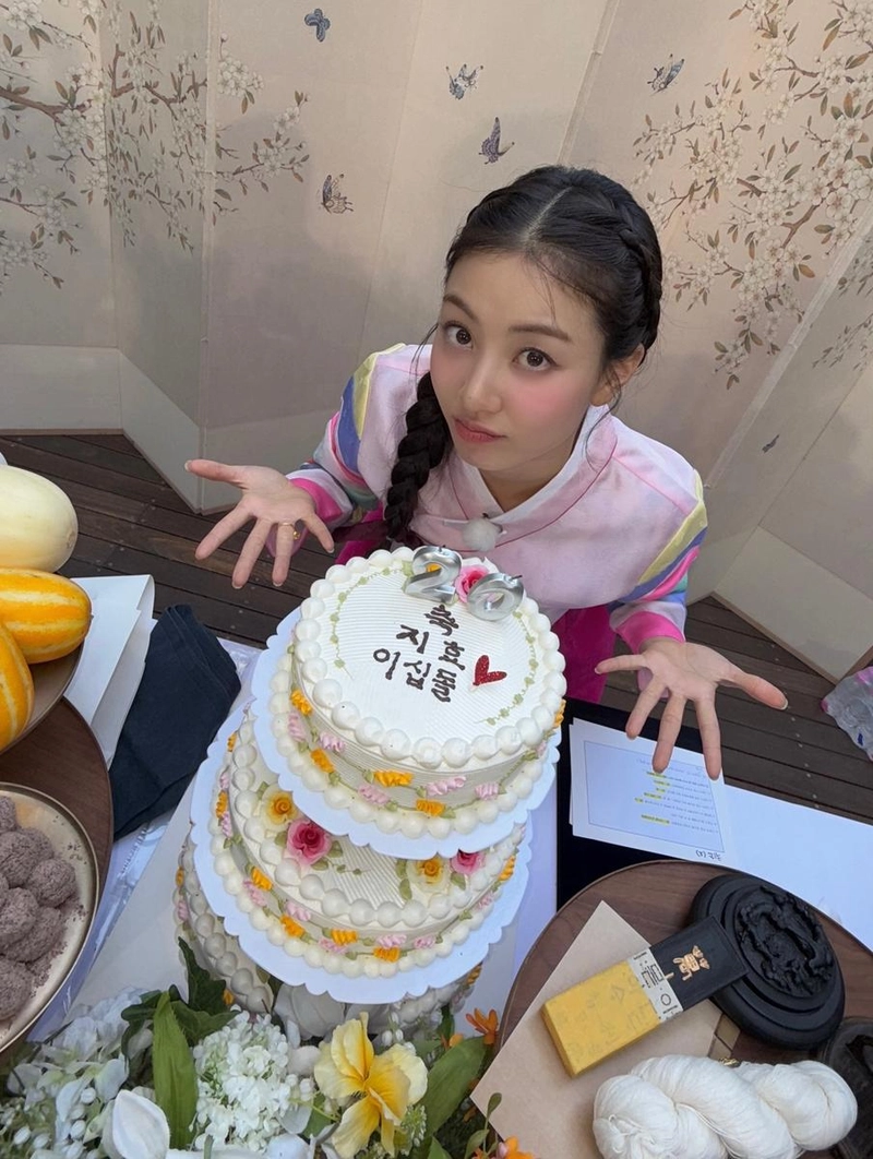 “박죠의 이십돌잔치 성공적”…지효, 단아한 한복 자태→감동 여운 / 걸그룹 트와이스 지효 인스타그램