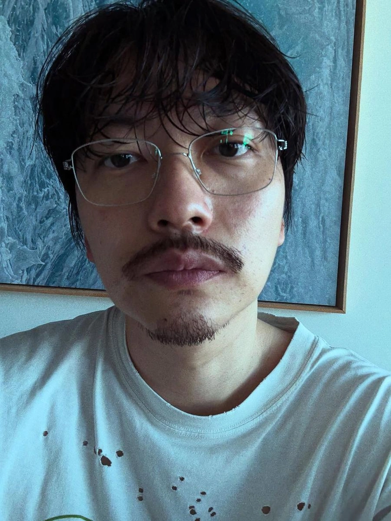 “파인 오늘 드디어 오픈”…이동휘, 무심한 표정 뒤 설렘→여름 오후를 채우다 / 배우 이동휘 인스타그램