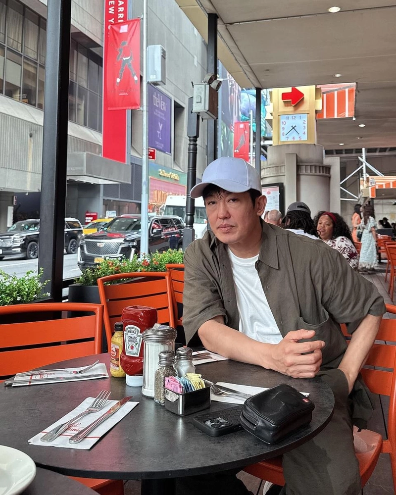 “복래는 쇼핑중”…허성태, 한여름 도시 카페서 여유 만끽 / 배우 허성태 인스타그램