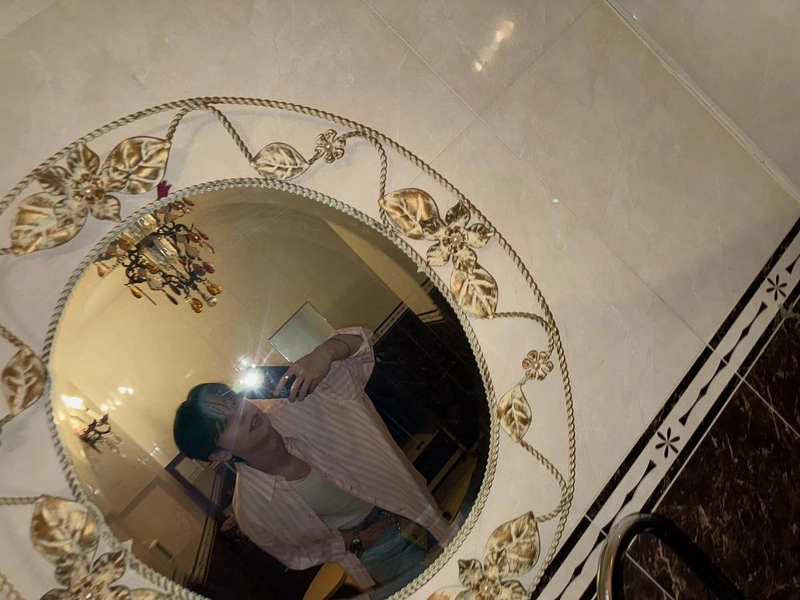 “흐릿한 오후 빛나는 시선”…김동현, 몽환적 여름→거울 셀카로 전율 / 그룹 AB6IX 김동현 인스타그램
