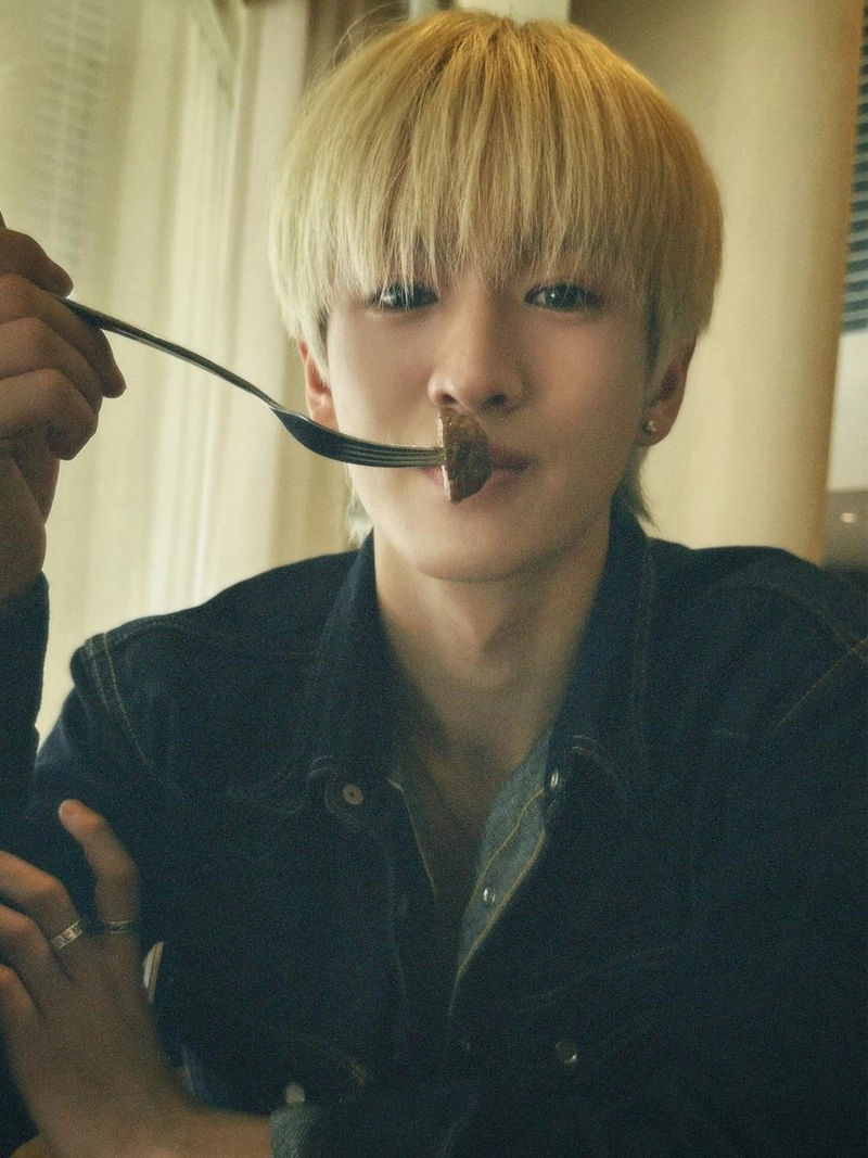 “21번째의 순간”…진욱, 아련한 여름 오후→싱그러운 눈빛 / 그룹 BUS 진욱 인스타그램