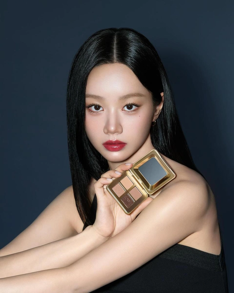 “아워글래스와 함께하게 되었어요”…혜리, 깊어진 눈빛→고혹美 절정 / 걸그룹 걸스데이 혜리 인스타그램