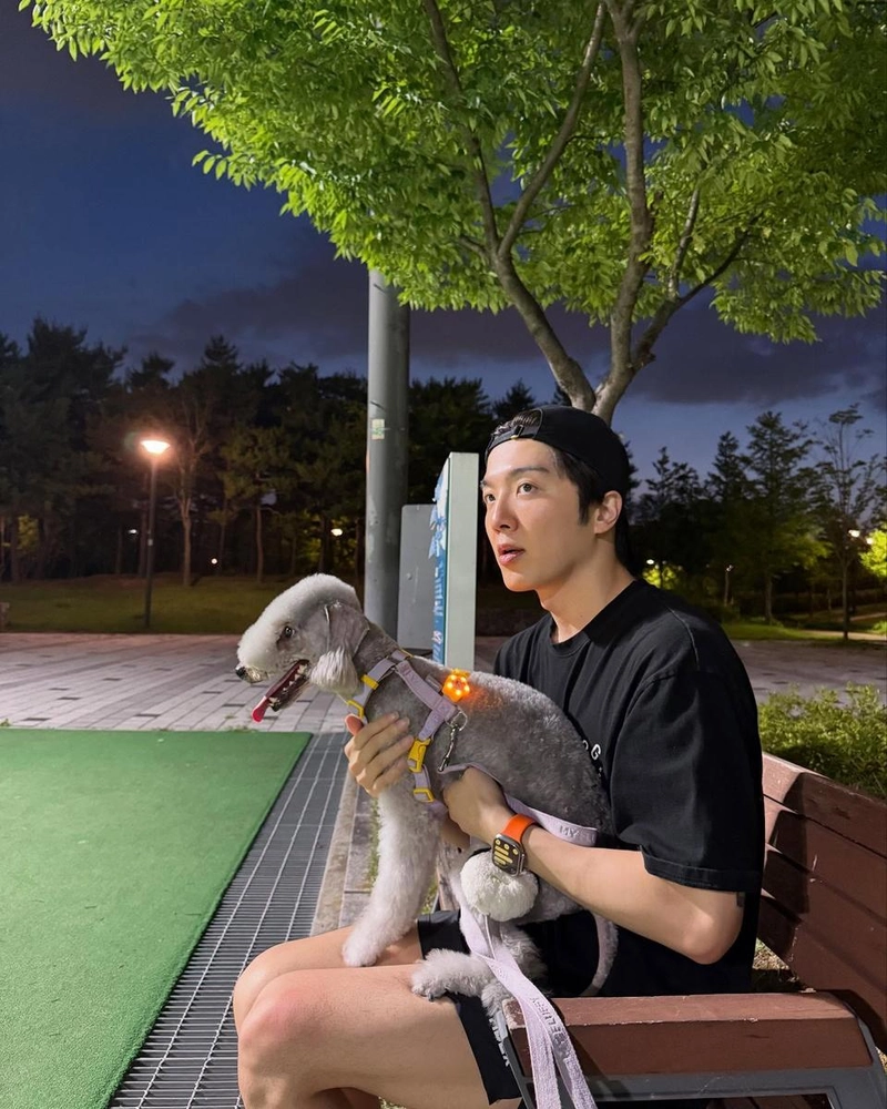 “우주야 형아 해봐”…적재, 여름밤 산책→힐링 모먼트 / 가수, 기타연주가 적재 인스타그램