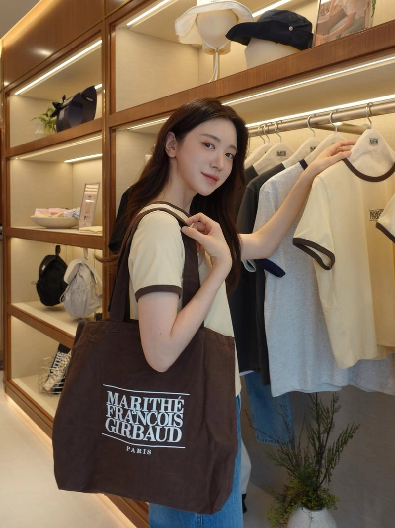 “예쁜 옷에 마음이 머물렀다”…유혜주, 여름빛 설렘→도산 플래그십 산책 / 인플루언서 유혜주 인스타그램