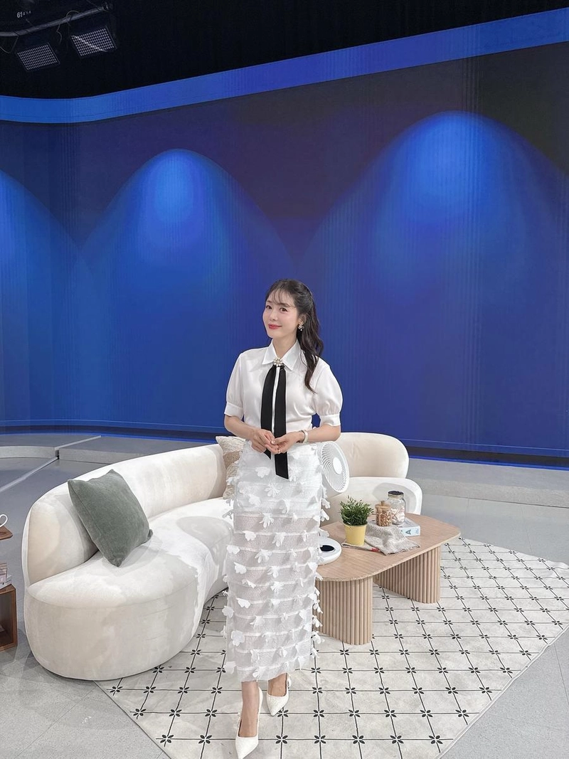 “여름 햇살 같은 청초함”…성유리, 블루 조명 아래→프레시 무드 폭발 / 배우 성유리 인스타그램