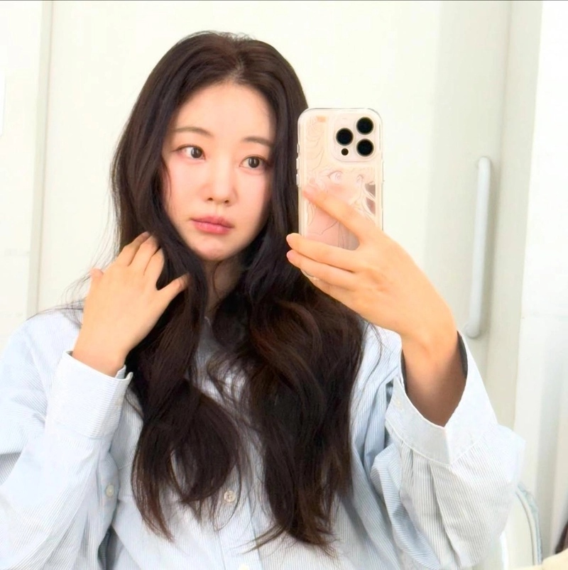 “긴 머리 아래 번진 여운”…김사랑, 거울 앞에서 전한 고요한 따스함 / 배우 김사랑 인스타그램