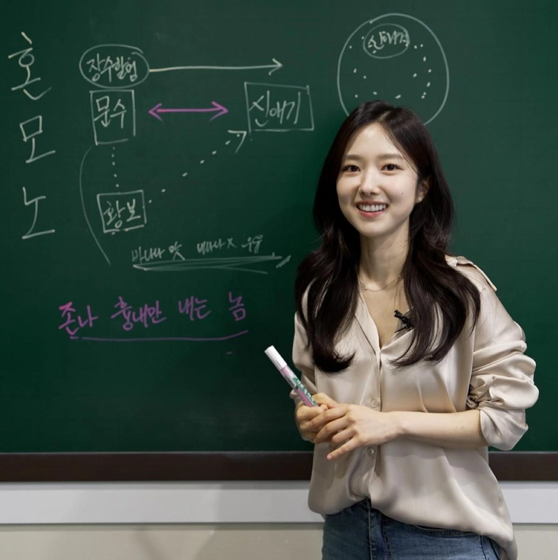 “칠판 앞은 오랜만이네요”…이혜성, 설렘 속 여름 교실→지적 감성 소환 / 방송인 이혜성 인스타그램
