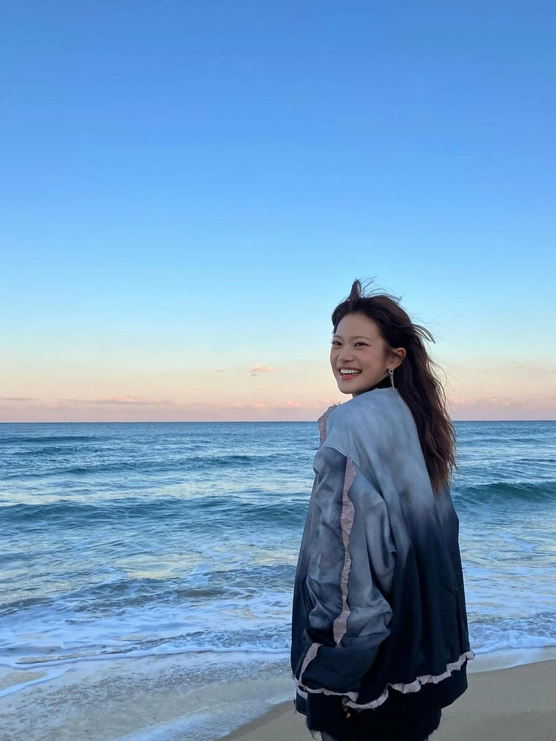 “78분의 약속을 기억한다”…민서, 해변 노을 아래→여름 감성 충만 미소 / 가수 민서 인스타그램