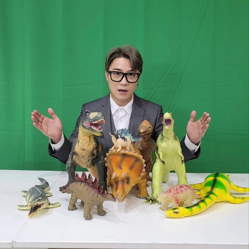 “아싸는 가끔, 공룡이 더 좋아요”…아웃사이더, 유쾌한 취향 고백→장난감 사이 미소 / 래퍼 아웃사이더 인스타그램