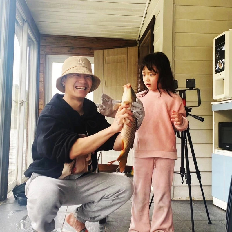 “아싸는 가끔, 딸래미와 낚시”…아웃사이더, 환한 미소→아빠의 여름날 기록 / 래퍼 아웃사이더 인스타그램