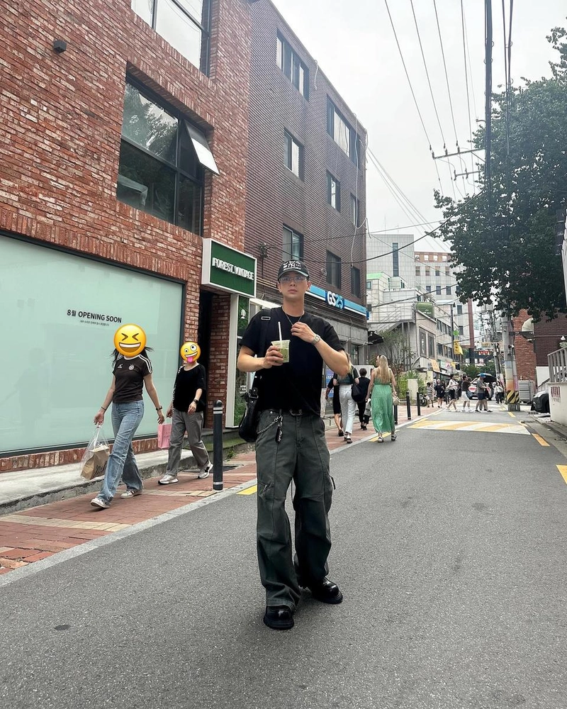 “눈에 담긴 오후의 여유”…송윤형, 거리 위 청량→도심 감성 산책 / 그룹 아이콘 송윤형 인스타그램