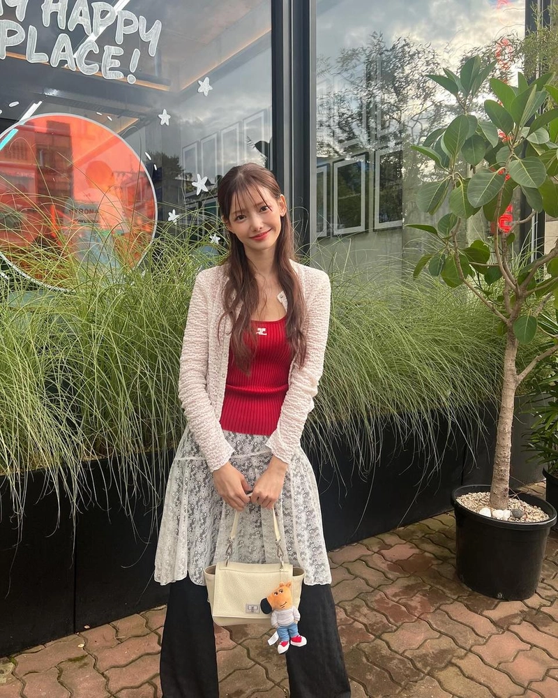 “사랑스럽고 용기있는 친구들”…하연수, 따뜻한 미소→한여름 성장의 순간 / 배우 하연수 인스타그램