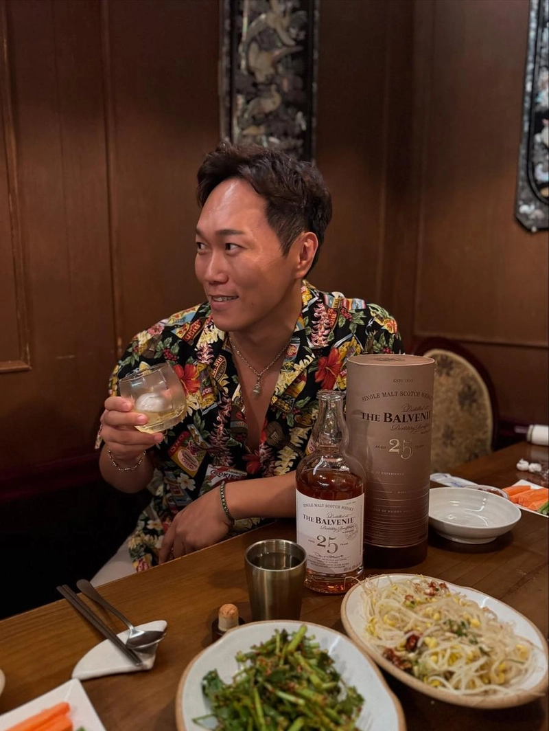“묵직하게 이거 한잔 마시고”…송진우, 여름밤 위스키→도발적 여운 / 배우 송진우 인스타그램