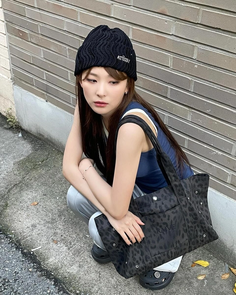 “머무는 순간, 비에 젖은 시선”…강슬기, 무채색 여름→묵직한 감성 폭발 / 걸그룹 레드벨벳 강슬기 인스타그램