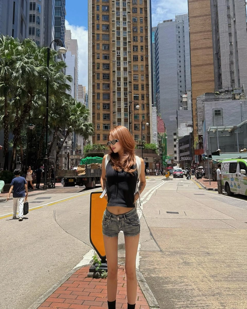 “홍콩 진짜 덥고 습고 죽어”…최준희, 이국적 거리 위 여름→자유로움 폭발 / 모델 최준희 인스타그램