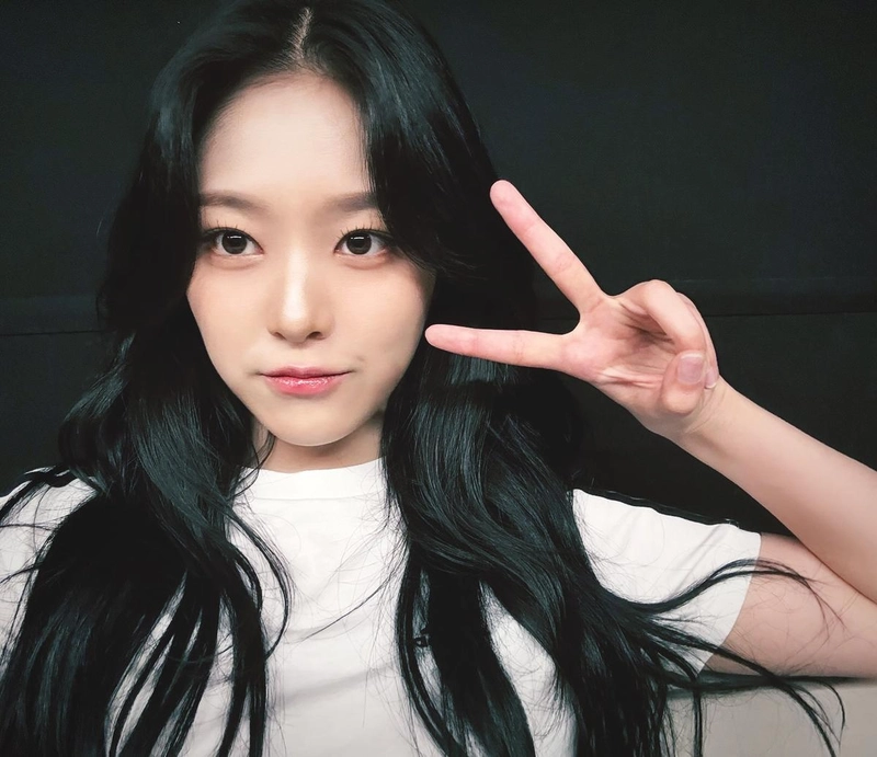 “오늘만은 편안하게”…현진, 긴 머리 물결→여름밤 무드 가득 / 걸그룹 이달의 소녀 현진 인스타그램