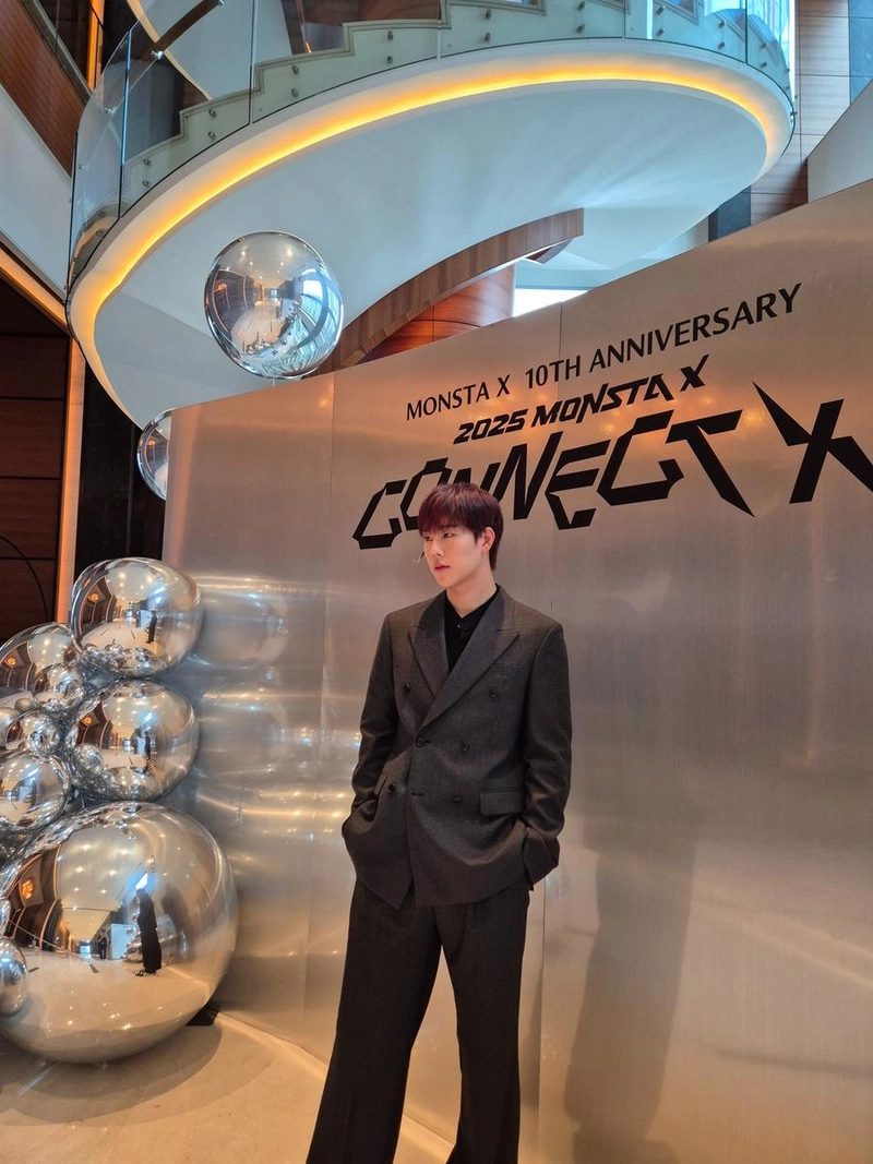 “은빛 공간에 스민 여유”…주헌, 10주년의 압도→세련된 순간 / 몬스타엑스 주헌 인스타그램
