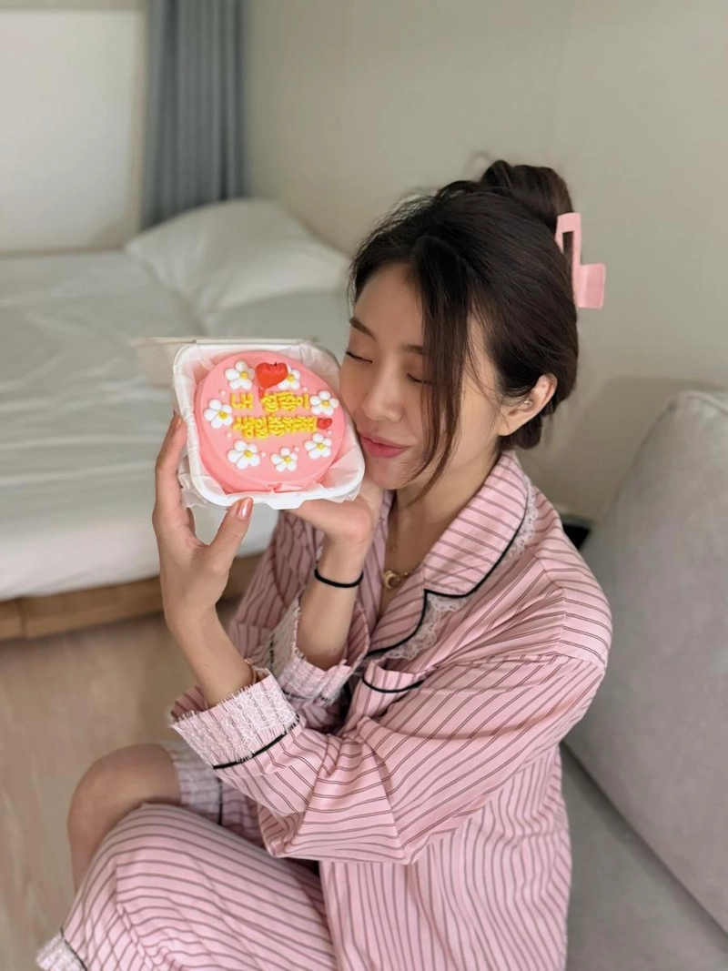 “설쪽이 생일축하해”…설하윤, 한밤 감성→분홍빛 셀프 축하 / 가수 설하윤 인스타그램