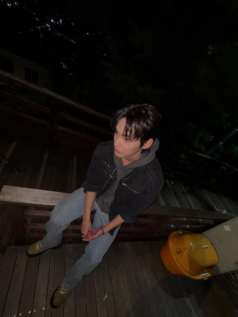 “밤공기 머문 계단 위”…박준희, 고요한 시선→심야 감성 폭발 / 그룹 에이스 박준희 인스타그램