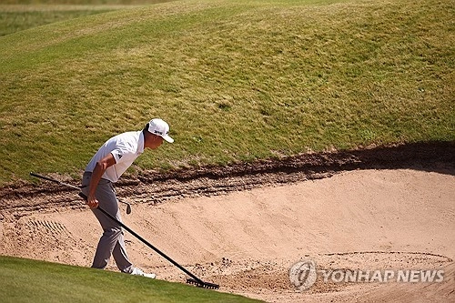 “벙커 전담 인력 폐지”…디오픈, 전통 변화 속 캐디가 직접 정리 / 연합뉴스