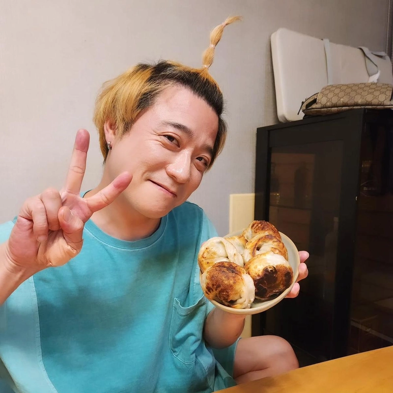 “아싸는 가끔 친구네집에 가서”…아웃사이더, 장난스러운 소탈함→여름 저녁의 일상 / 래퍼 아웃사이더 인스타그램