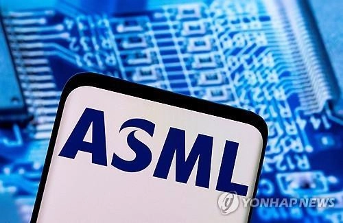 ‘ASML’ 주가 11% 급락…2025년 실적 전망 하향 영향